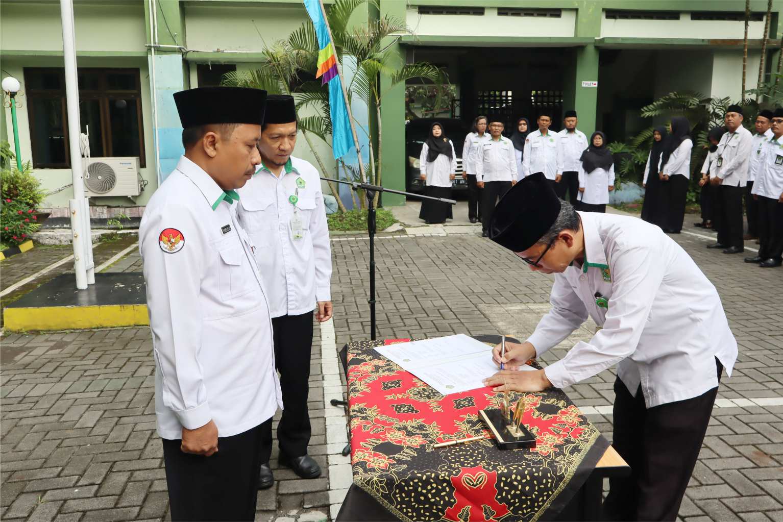 Keterangan gambar 3 : penandatanganan berita acara penyerahan barang gratifikasi antara UPG dengan KUA Sleman