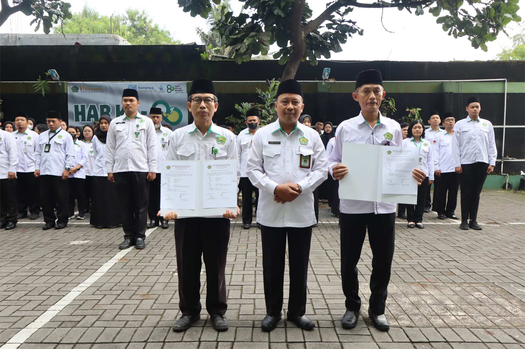 Keterangan gambar 1 : Kepala Kantor berfoto bersama dengan pelapor penerimaan gratifikasi pasca penandatanganan berita acara penyerahan barang gratifikasi