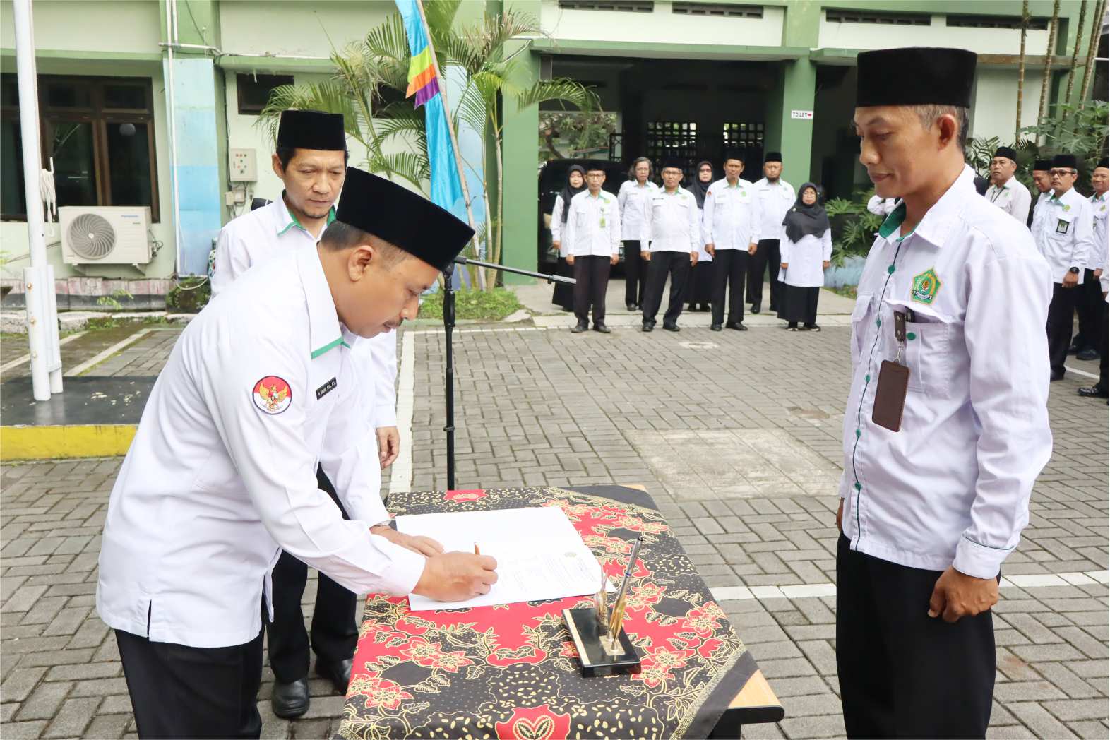 Keterangan gambar 2 : penandatanganan berita acara penyerahan barang gratifikasi antara UPG dengan KUA Minggir