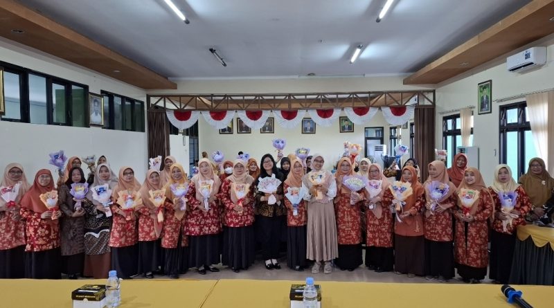 Tingkatkan Keterampilan Anggota, DWP Kemenag Sleman Gelar Pelatihan Pembuatan Buket